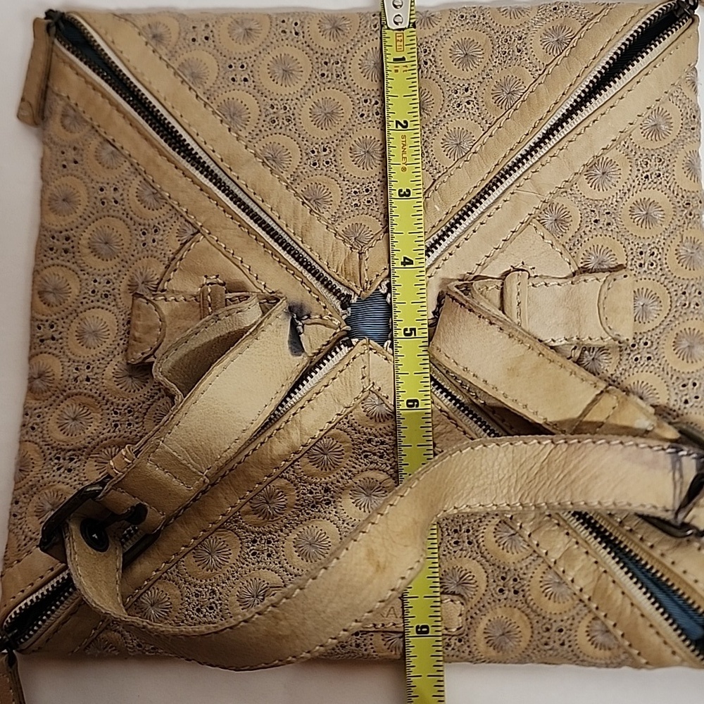 Vintage Y2K BCBG Maxaria Tan Unique Rare Handbag. - Picture 13 of 13